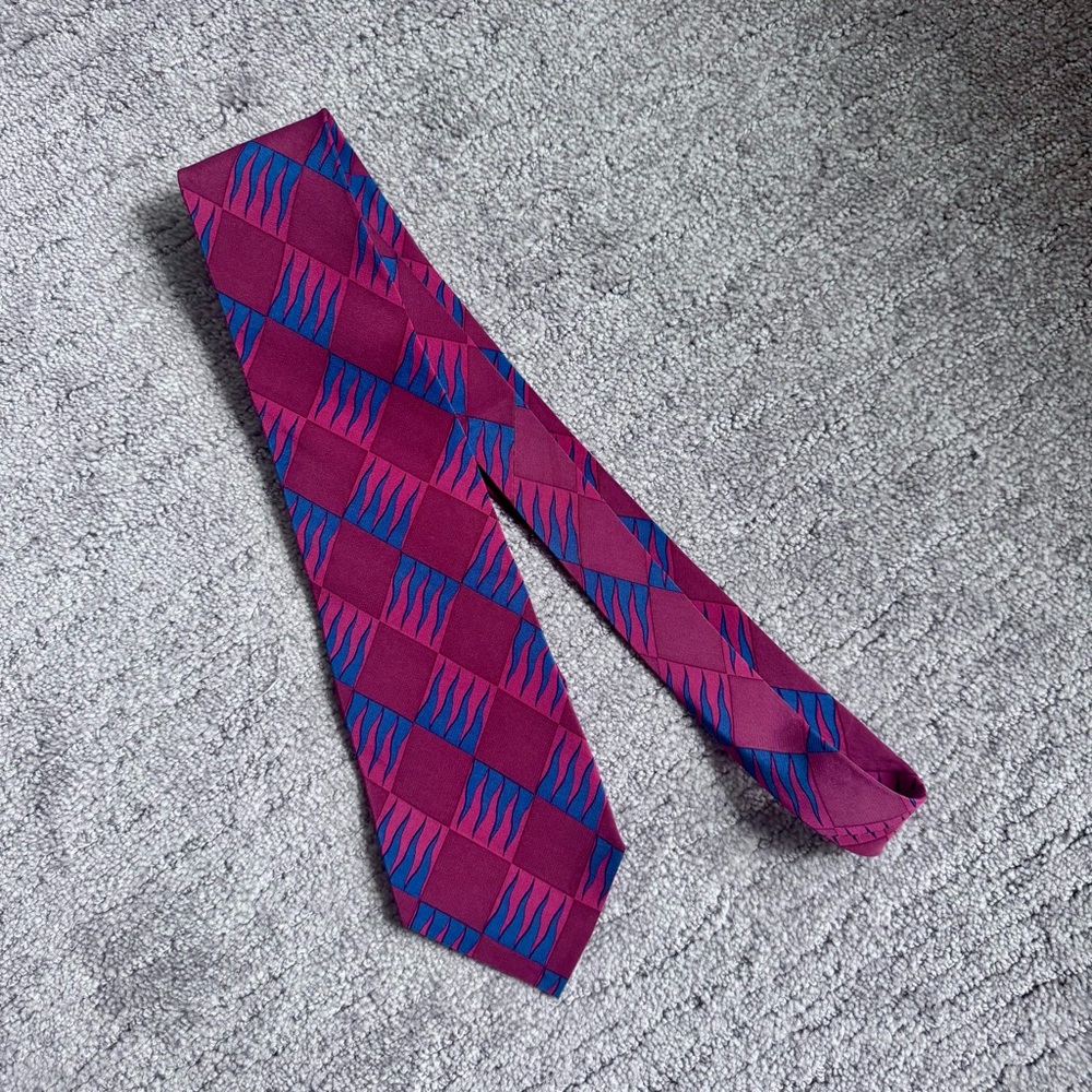 2/$20 Vintage 1997 Acme Studios Looney Tunes Pink and Blue 100% Silk Tie